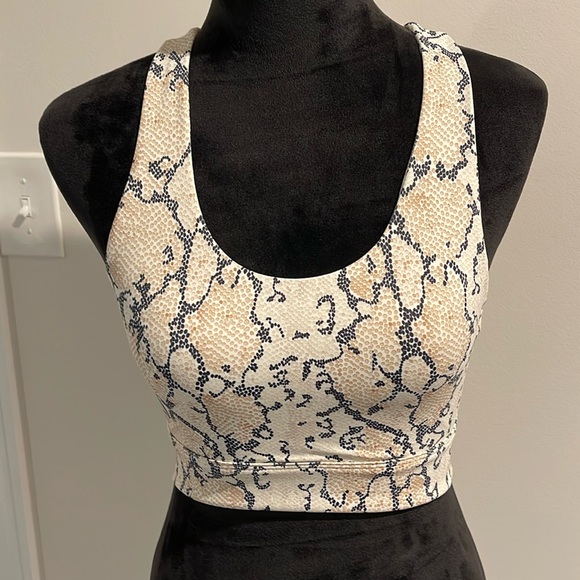 Sports tops set of 4 multiple colors - Picture 2 of 9